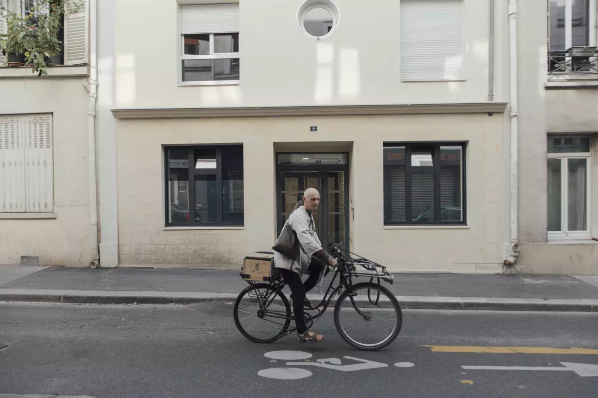 HABITANT DEVANT RIVAGES